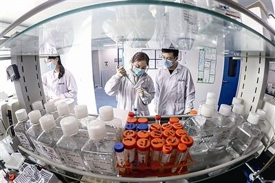 青島高科技助力“戰疫” 檢測試劑盒與機器人結合計算機軟件的創新應用